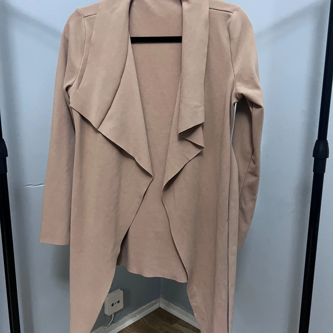 Beige omlottkappa med vattenfalls-krage