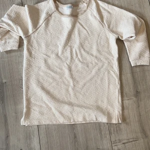 Rosa långärmad tröja med strukturmönster - Säljer en beige långärmad tröja från pull&bear med diskret strukturmönster i tyget. Tröjan har rund halsringning och är tillverkad i ett mjukt material som passar perfekt till vardags.   Hör av dig om du vill ha fler bilder 😄