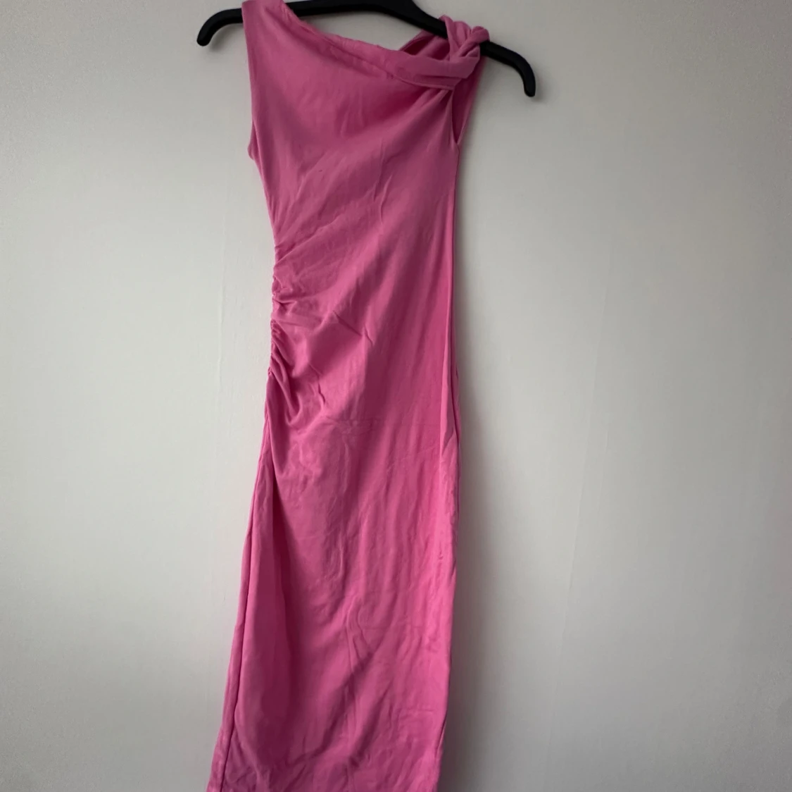 Rosa one shoulder långklänning från Stradivarius