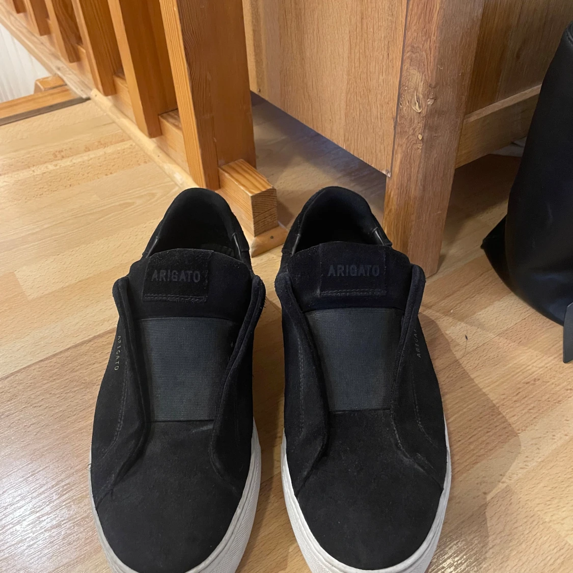 Säljer Svarta sneakers från Axel Arigato i mocka - 1