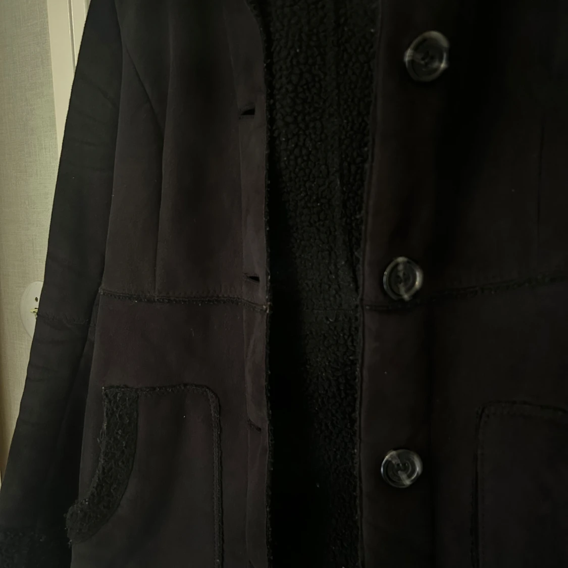 Svart kappa med knappar och teddyfoder - 1