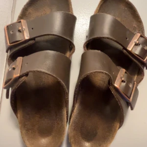 Bruna Birkenstock - Jag säljer mina använda birkenstock. De är i synligt skick och har storleken 37. När de är på så syns det knappt att de är använda men det är de (Därav priset!).