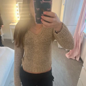 Beige stickad tröja med v-ringning från Gina Tricot - Säljer en beige stickad tröja från Gina Tricot i storlek XS. Tröjan har v-ringning, långa ärmar och ribbade muddar vid ärmslut och nederkant. Perfekt för lager-på-lager och enkel att matcha med olika outfits men tyvärr kommer den inte till användning längre💕💕
