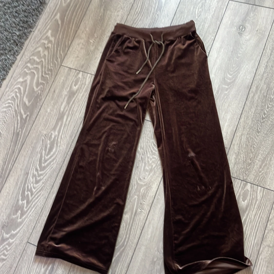 Bruna mjukisbyxor i velour med dragsko - 2