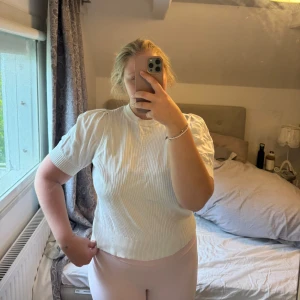 🤍Vit ribbad topp från Neo Noir - 💓💓Säljer en söt vit ribbad topp från Neo Noir med korta puffärmar. Väldigt skön och jättenajs till sommaren🤍 är storlek L men passar mindre och större beroende på vilken passform man vill ha❣️