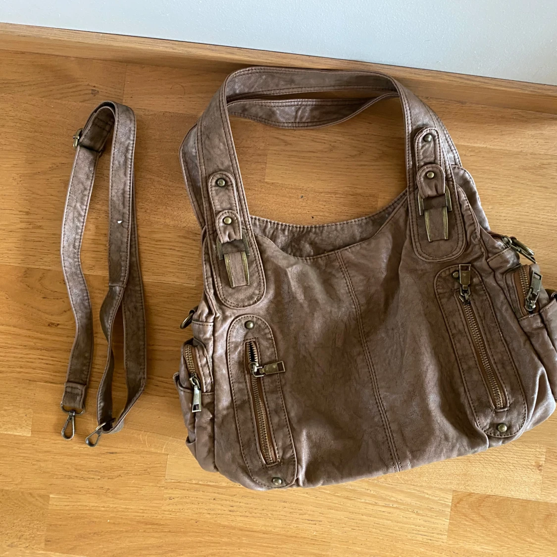 Brun axelväska med flera fack - 4