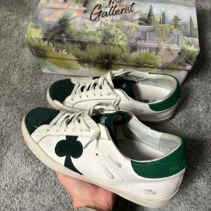 The Gallerist Skor - Säljer nu dessa snygga The gallerist skor -100% äkta💎 -Allt ingår🙌🏼 -Nypris:2250kr mitt pris:1300💵 -jätte bra skick som nya✅