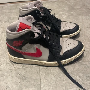 Röd grå Jordan 1 - Jordan 1 med röd och grå färg i strl 38. Skriv gärna om frågor och kan förhandla pris💗använda varsamt 