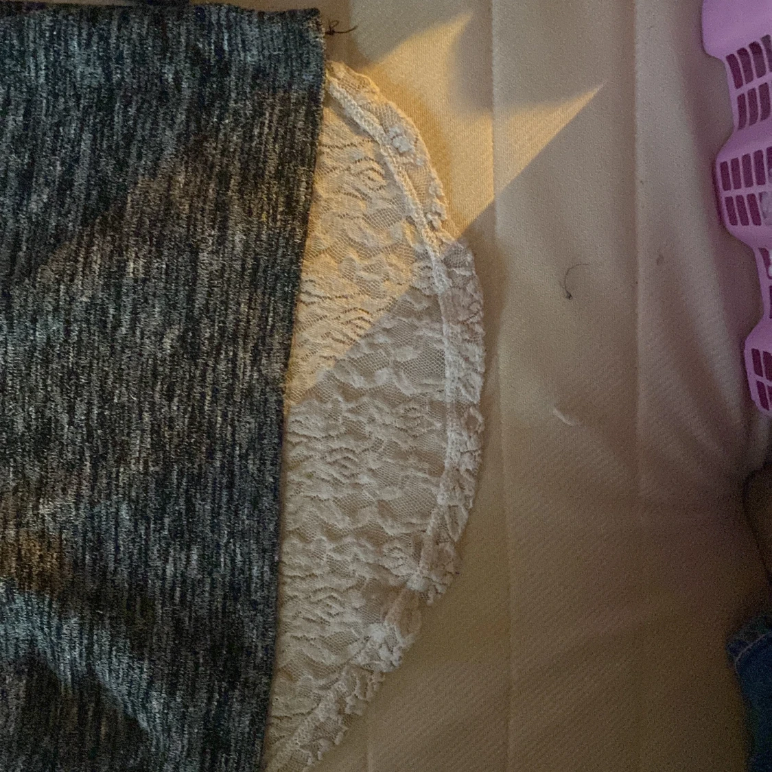 Gråmelerad polotröja med spetsdetalj - 2