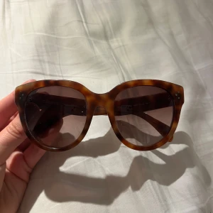 Bruna solglasögon från Céline - Snygga solglasögon från Céline💕.