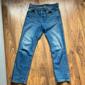 Diesel jeans - Diesel jeans med rak passform och snygg wash.                            Endast använda 3-5ggr                                                    Size 31w/32l                                                        Köpta för 1500kr                                                    Pris diskuteras 