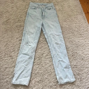Ljusblå Jeans Weekday - Säljer ett par ljusblå jeans från weekday med klassisk femficksdesig. Size 28 weekday vilket är storlek 36.