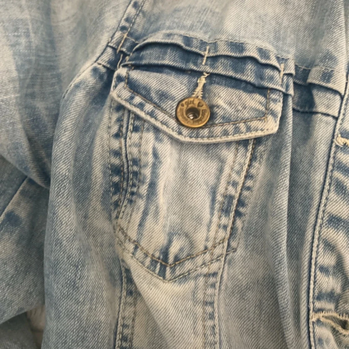 Ljusblå jeansjacka med knappar - 3