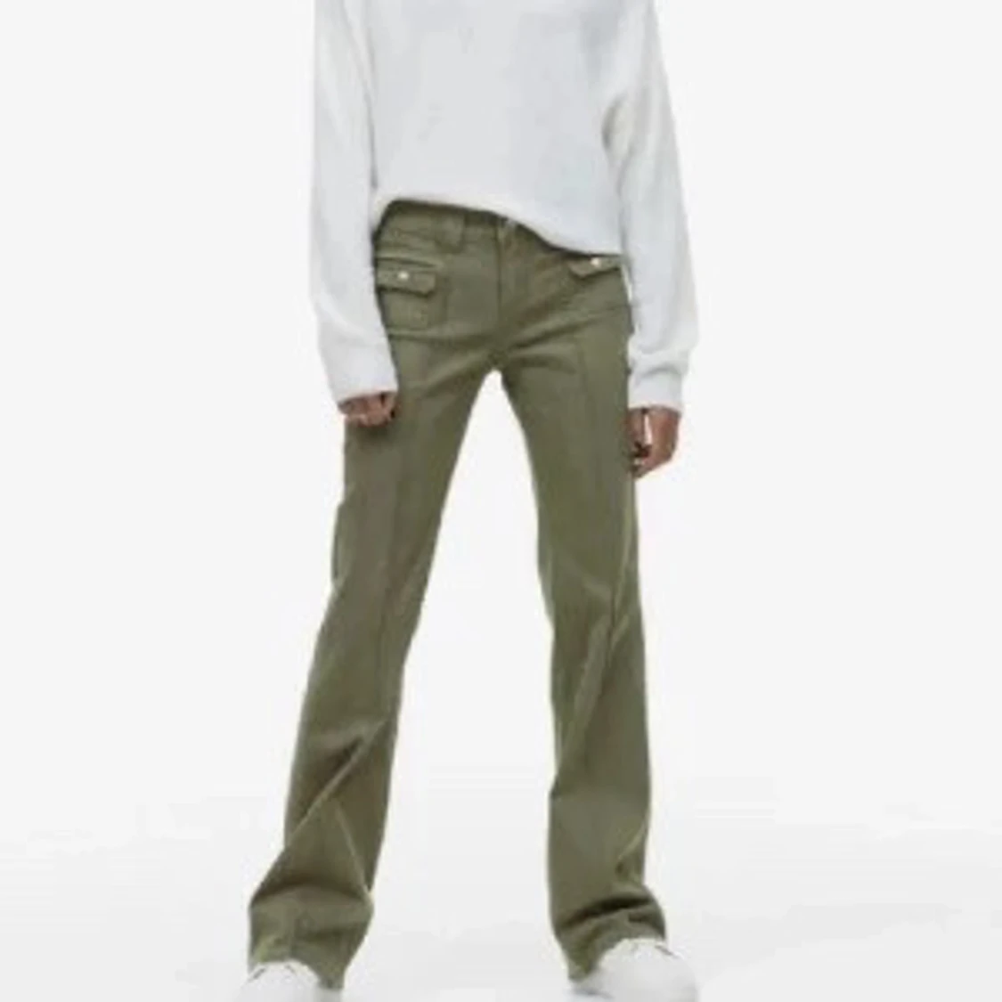 Olivgröna bootcut byxor med fickdetaljer