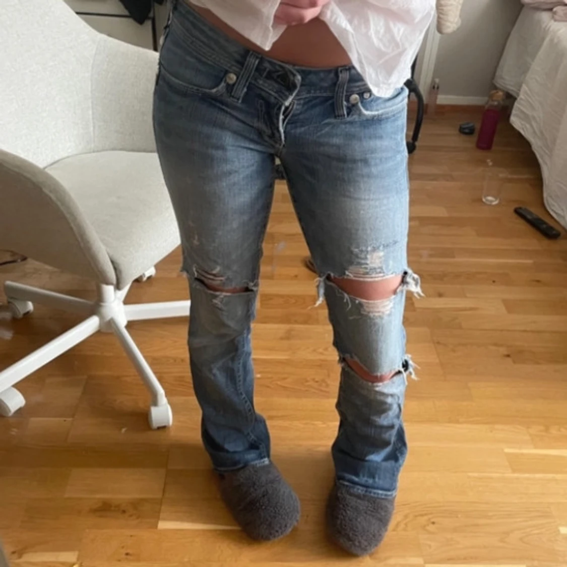 Lågmidjade jeans med hål
