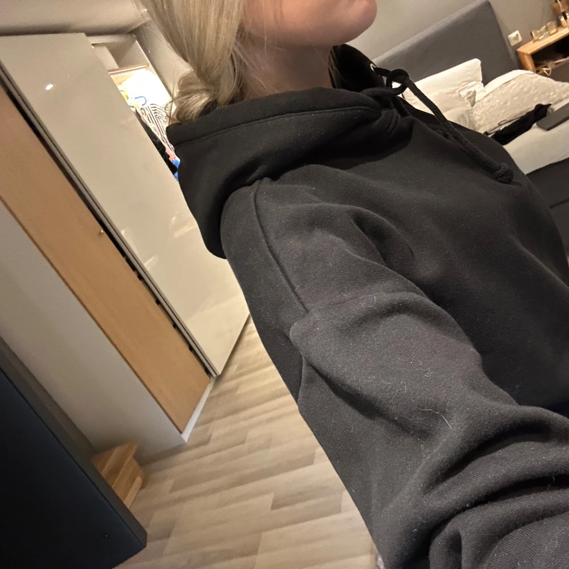 Svart hoodie med ficka - 1