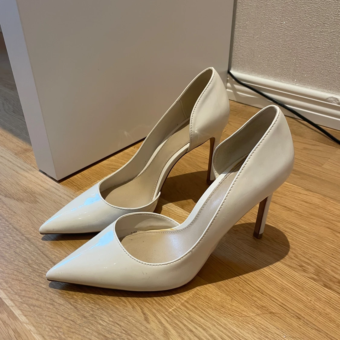 Vita pumps med klack från MNG