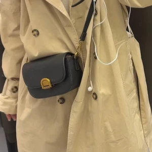 Svart väska - sommar25 - Fin svart väska med guld detaljer på, använd endast fåtal gånger därför i väldigt bra skick❣️