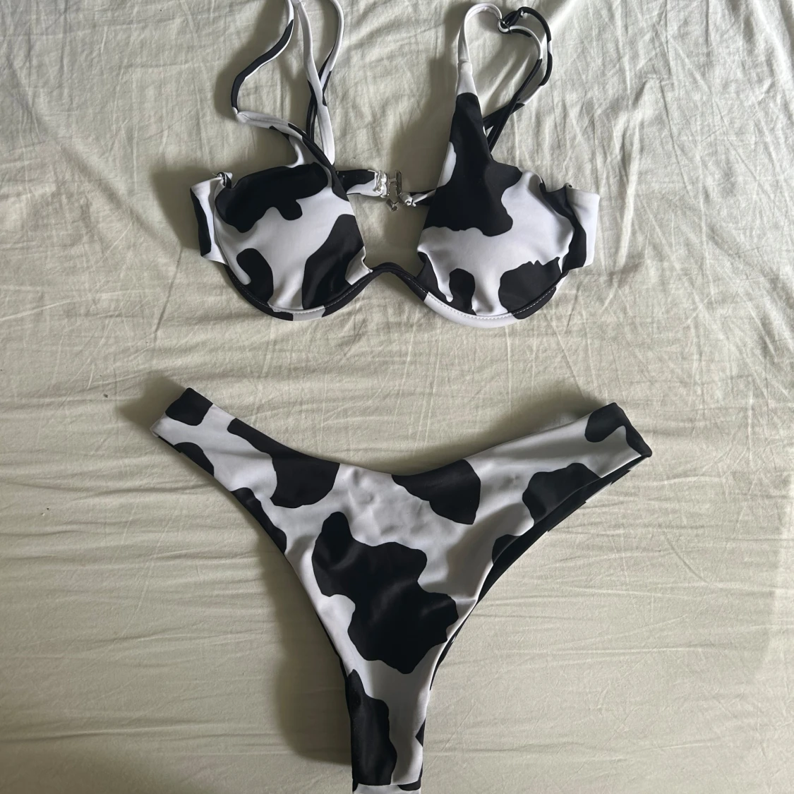 Svartvit bikini med ko-mönster - 1