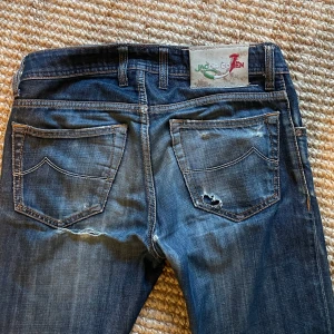 Jacob cohen jeans - Naturligt slitna Jacob cohen jeans. Mått 28/30 men passar upp till 29/32. Nypris runt 5000. Priset ej hugget i sten och accepterar byten. Skriv vid minsta lilla. 