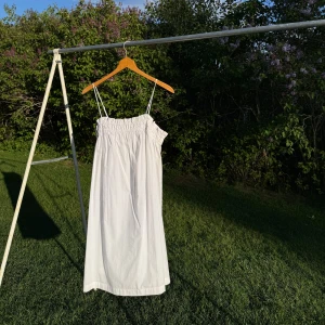 söt sommarklänning - Söt sommarklänning som passar perfekt till student, konfirmation eller bara en skön sommarkväll 🤍 aldrig använd! 