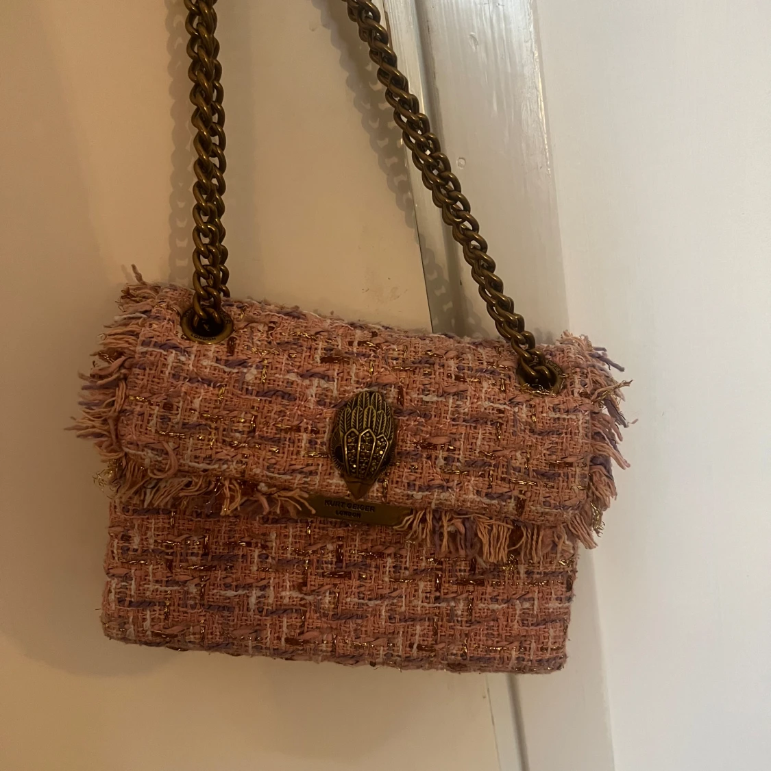 Rosa axelväska från Kurt Geiger