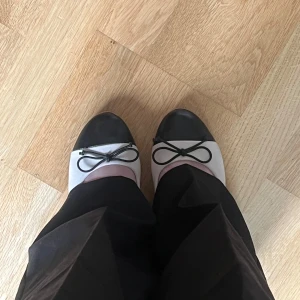 Beige ballerinaskor med svart tå och rosett - Säljer ett par supersöta ballerinaskor i beige med svart tå. De är endast använda ett fåtal gånger då de inte passade mig, är i mycket bra skick. Bekväma med skön sula. (Skickar gärna fler bilder vid behov)