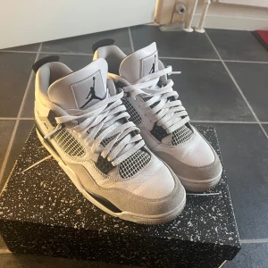 Jordan 4 millitary black - Storlek 43.    Använda men har gott skick.   Skriv för fler bilder.    Köpta på kicksNstuff      Priset är ej hugget i sten 
