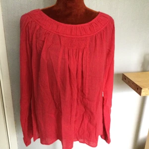Cerise blus från Vila M - Säljer en blus från Vila i storlek M. Blusen har lång ärm, rundad halsringning och är tillverkad i ett tunt, luftigt bomullstyg. Perfekt för dig som gillar en enkel men snygg stil. Bomull Vila Strl: M