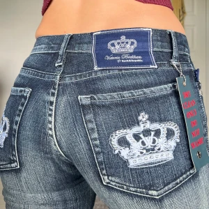 Victoria Beckham jeans - Lappar kvar, midjemått: 35cm rakt över, innerbenslängd: 87cm 💕