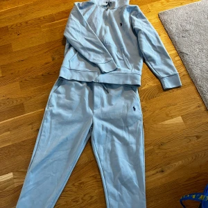 Polo Tracksuit Baby Blue - Knappt använda men saknar snöre på hoodien