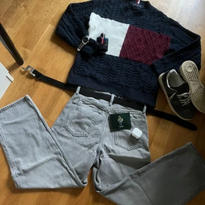 Grå loose fit jeans från H&M HELT OANVÄNDA - Säljer ett par gråa loose fit jeans från H&M. Byxorna har klassisk femficksdesign, raka ben och hög midja. Perfekta för en avslappnad och trendig stil. Passar dig som gillar bredare passform och enkel design.