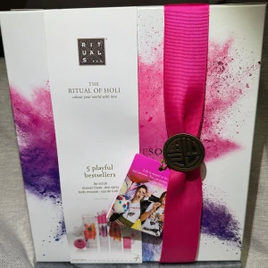 Ny! The Ritual of Holi - 5 Playful Bestsellers - Ny! Upptäck The Ritual of Holi med detta set som innehåller 5 populära produkter: en läppskrubb, duschskum, kroppsspray, kroppsmousse och en doftspray. Perfekt för att färga din värld med kärlek och glädje. Kommer i en vacker presentförpackning med rosa och lila färgstänk. Slutsåld limited edition.