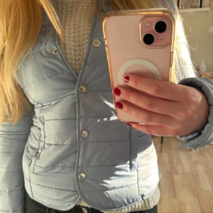 Herno liknande jacka - Jätte snygg herno inspirerande jacka som är köpt på plick, inga defekter. Pris kan diskuteras!!💓