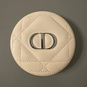 Dior Forever Natural Bronze nr4  - Lyxig bronzer från Dior i nyansen 04 Tan Bronze. Kommer i en elegant, quiltad förpackning med spegel. Perfekt för att ge ansiktet en solkysst look. Använd Nypris 620kr mitt pris 250kr