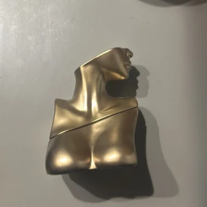 Billie elish parfym - 50 ml, ni ser på bilden hur mycket det finns kvar..