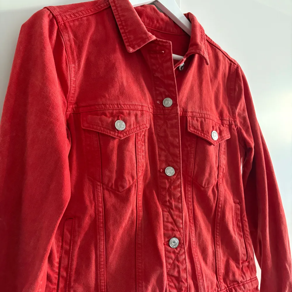 Supersnygg röd jeansjacka som jag köpte av en tjej på Vinted men som tyvärr va lite liten på mig, super tråkigt då den är jättesnygg. Så testar att sälja den vidare. Inga defekter.. Takit.