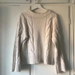 Vit stickad tröja  - Säljer en mysig vit stickad tröja. Tröjan har en ribbad rund hals och långa ärmar med ribbade muddar. Strl M ifrån Samsa. 