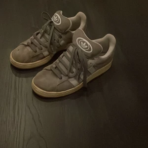 Gråa adidas campus - Jag säljer mina adidas campus då det inte riktigt är min stil. Dom är någorlunda använda och jag säljer dom för en bråkdel av nypriset som ligger på 1200🔥dom är storlek 45 men dom sitter lite mindre alltså passar dom 43-44 ungefär🙌 hör av dig om du är intresserad🤩