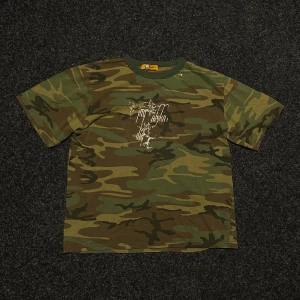 Custommade cybersigilism camo ”jag älskar dig” t-shirt - Size: M/L - fabric paint:)