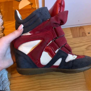 Isabel marant liknande skor  - Säljer ett par snygga sneakers med kilklack i rött, blått och vitt. !