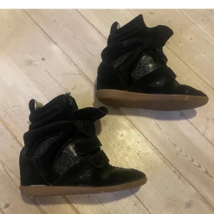 INTRESSEKOLL svarta isabell marant - INTRESSEKOLL!!! Svarta isabell marant med mönster. Bra skick men finns tecken på användning. Ska se om de finns nåt intresse. Storlek 39
