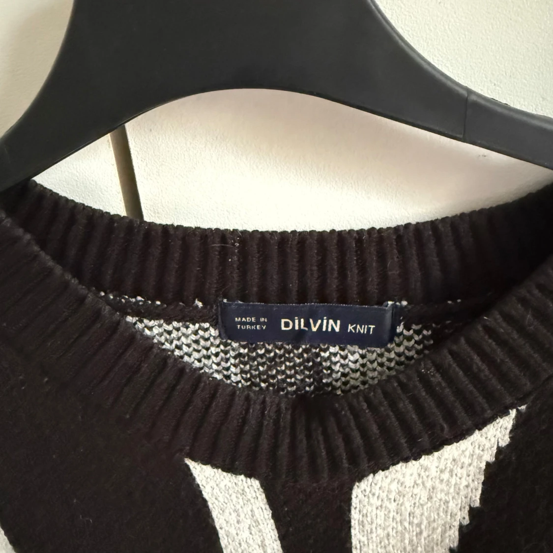 Svartvit stickad tröja med zebramönster från Dilvin - 2