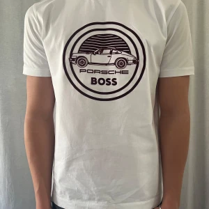 T-shirt från Boss x Porsche  - Riktigt snygg tröja från boss. Perfekt till sommarn! Rejält material och riktigt bra passform. Säljer nu pga den är för liten för mig, jag är 190 och väger 78kg. Sprillans skick! Nypris ca 1200kr