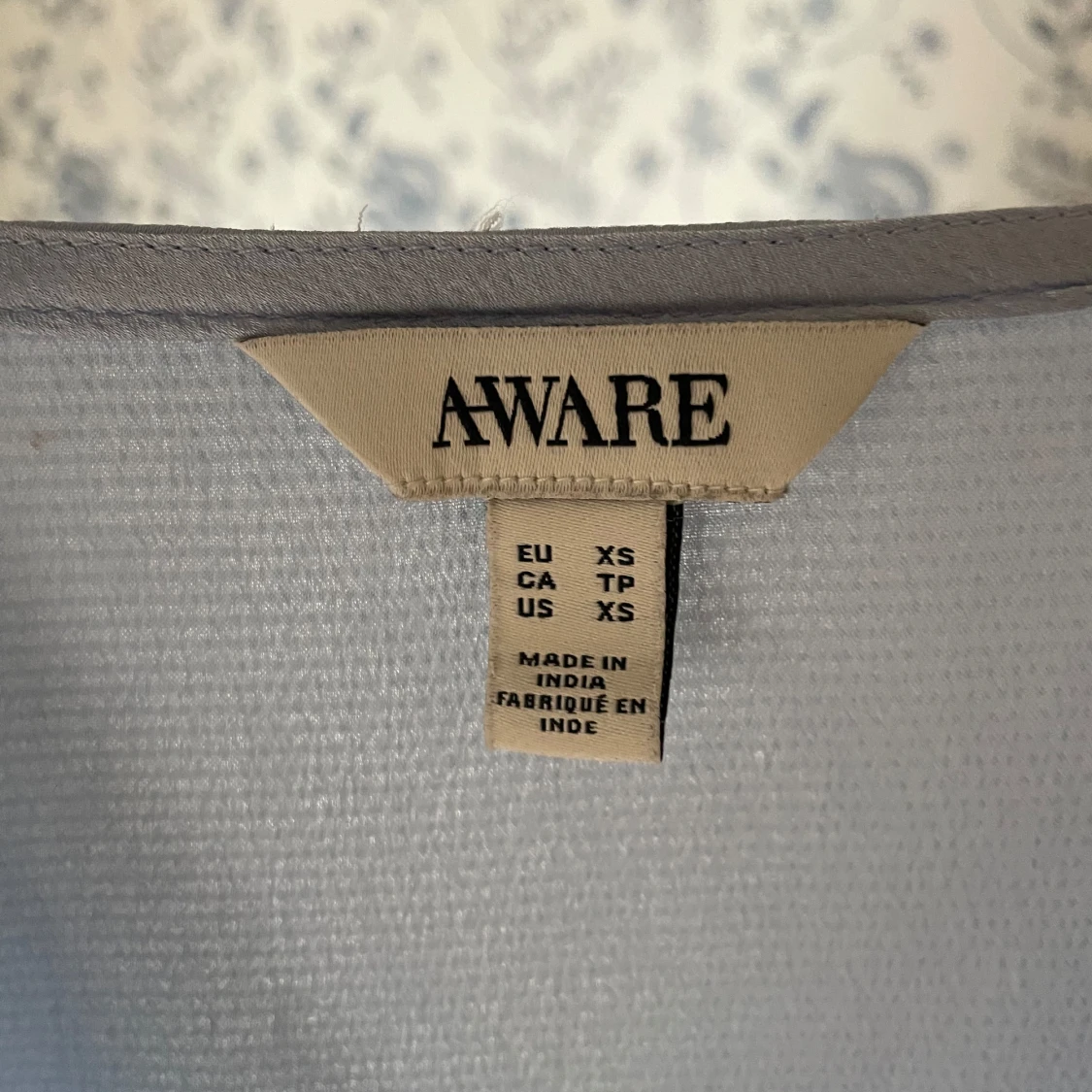 Ljusblå blus med v-ringning från Aware - 1