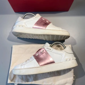 Valentino skor - Hej! Säljer nu mina skor från märket Valentino, storlek 38, okej skick, givetvis äkta. Tveka inte på att höra av dig om du har frågor eller funderingar kring skorna! 