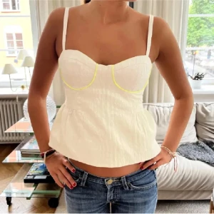 Neon topp - Super fin topp med neon detalj. Perfekt till inspark mm ❤️använd få gånger. (Inte mina bilder) (gammal annons)