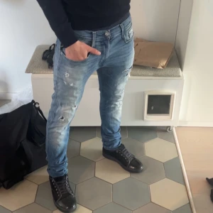 Replay anbass hyperfllex  - Säljer ett par riktigt feta jeans från replay, modellen är Anbass hyperflex. Skriv om du har några funderingar eller frågor 