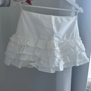 Vit volangkjol - Säljer denna fina kjol från Zara💕kjolen har shorts under!