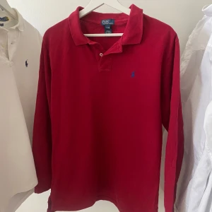 Ralph Lauren tröja - Polo Ralph Lauren långärmad pikétröja – röd 🔴 🔹 Storlek: S 🔹 Färg: röd 🔹 I fint skick – inga fläckar eller slitage ✅ 💰 Pris: 25 € Tidlös och bekväm piké med klassisk stil.  📸 Fler bilder skickas gärna vid förfrågan 🚚 Snabb leverans – kika gärna på mina andra annonser 📦